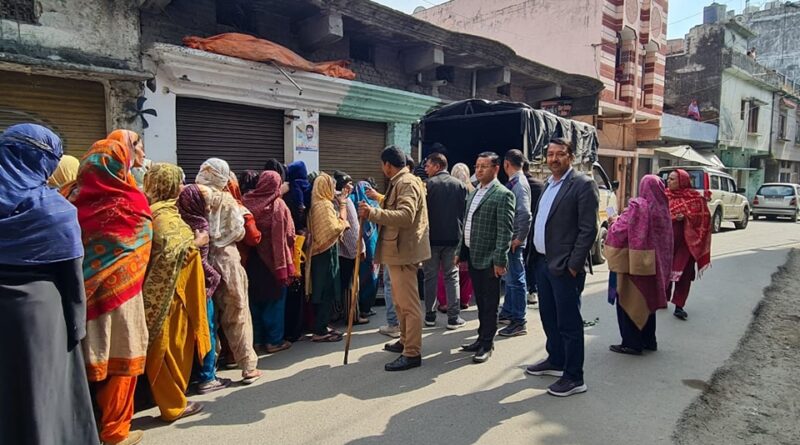 कर्फ्यू ग्रस्त बनभूलपुरा क्षेत्र में प्रशासन द्वारा फल, सब्जी, दूध, व गैस सहित आवश्यक सामग्रियों का वितरण किया गया