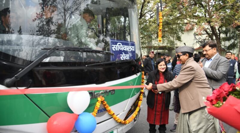 मुख्य सचिव राधा रतूड़ी ने सचिवालय कार्मिकों के लिए इलेक्ट्रिक बस सेवा का शुभारंभ किया