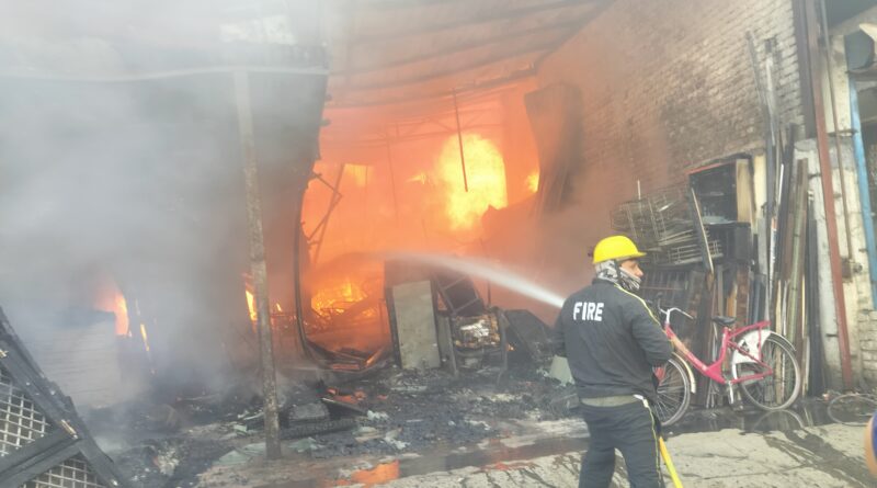 Dehradun news रायपुर के चूना भट्टा कबाड़ी मार्केट में गोदाम में लगी आग, शॉर्ट सर्किट मानी जा रही वजह
