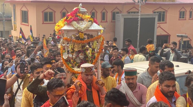 बाबा केदार की पंचमुखी डोली विश्वनाथ मंदिर गुप्तकाशी से दूसरे पड़ाव फाटा को प्रस्थान हुई