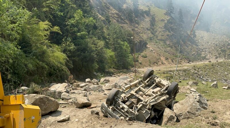 गंगोत्री राष्ट्रीय राजमार्ग डबरानी के पास चट्टान गिरी, कई दबे, एक की मौत