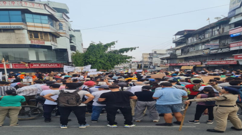 दिलाराम बाजार से सेंट्रियो मॉल तक पर्यावरण बचाओ पदयात्रा निकाली गई, मुख्यमंत्री धामी ने कहा-सड़क का चौड़ीकरण होगा, लेकिन बिना पेड़ काटे।