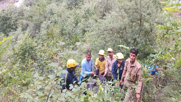 उत्तरकाशी – गंगानी मार्ग पर 02 बाइक सवार व्यक्ति खाई में गिरे, एसडीआरएफ ने किये शव बरामद।