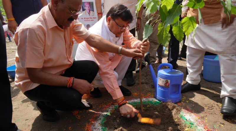 हरेला पर्व के अवसर पर देहरादून में आयोजित ‘शहीदों के नाम पौधरोपण’ कार्यक्रम, सीएम धामी हुए शामिल