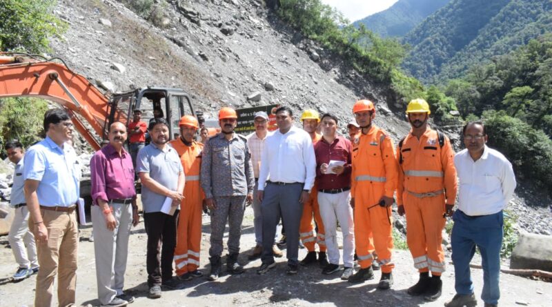 डॉ. आर राजेश कुमार ने केदारघाटी में अतिवृष्टि के बाद चल रहे कार्यों का संबंधित अधिकारियों के साथ स्थलीय निरीक्षण किया