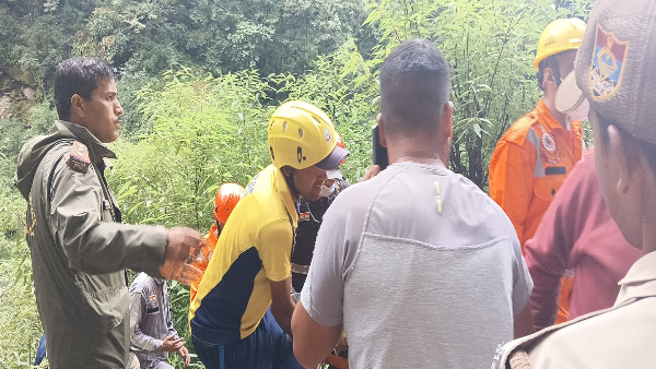 रुद्रप्रयाग- श्रीकेदारनाथ यात्रा मार्ग पर गौरीकुंड के पास वाहन हुआ दुर्घटनाग्रस्त, 13 लोगों को किया गया रेस्क्यू