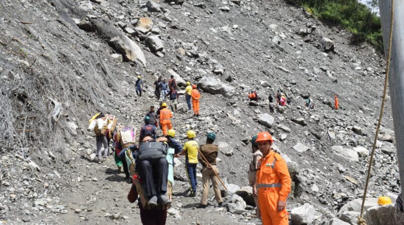 केदार घाटी पहुंचे गढ़वाल कमिश्नर, आपदा सचिव, पुनर्स्थापन कार्यों की समीक्षा की।