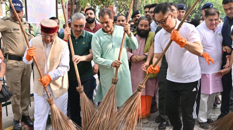 देहरादून में स्वच्छ भारत अभियान के 10 वर्ष पूरे होने पर देहरादून में केंद्रीय मंत्री किरेन रिजिजू ने स्वच्छता कार्यक्रम में प्रतिभाग