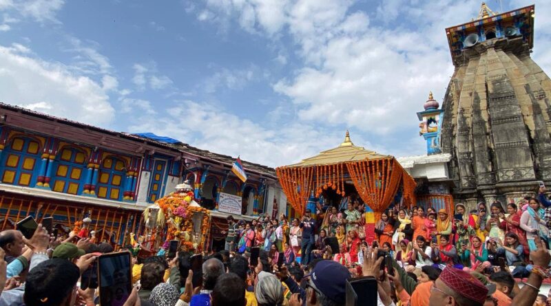 भगवान केदारनाथ जी की पंचमुखी डोली शीतकालीन गद्दीस्थल श्री ओंकारेश्वर मंदिर उखीमठ पहुंची,