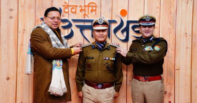 CM धामी और DGP दीपम सेठ द्वारा आज उत्तराखण्ड पुलिस के पदोन्नत वरिष्ठ अधिकारियों को पिपिंग सेरेमनी के दौरान पदोन्नति बैज पहनाए