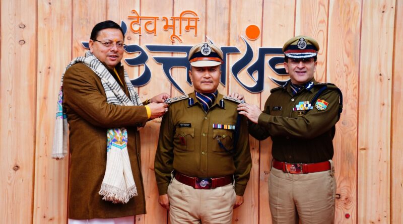 CM धामी और DGP दीपम सेठ द्वारा आज उत्तराखण्ड पुलिस के पदोन्नत वरिष्ठ अधिकारियों को पिपिंग सेरेमनी के दौरान पदोन्नति बैज पहनाए