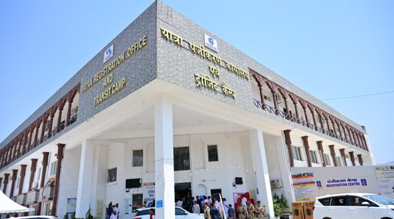 CM धामी ने ऋषिकेश में चारधाम यात्रा ट्रांजिट कैंप का औचक निरीक्षण कर विभिन्न व्यवस्थाओं का जायजा लिया