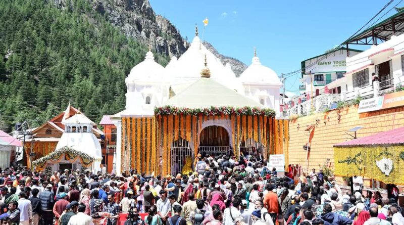 गंगोत्री और यमुनोत्री धाम में बारिश के बावजूद भी श्रद्धालुओं में गंगा और यमुना के दर्शन को लेकर उत्साह