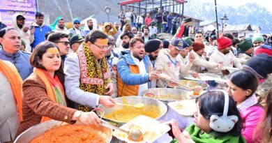 मुख्यमंत्री पुष्कर सिंह धामी ने केदारनाथ परिसर में आयोजित मुख्य सेवक भंडारा में श्रद्धालुओं को प्रसाद वितरित किया