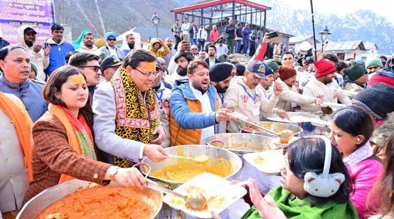 मुख्यमंत्री पुष्कर सिंह धामी ने केदारनाथ परिसर में आयोजित मुख्य सेवक भंडारा में श्रद्धालुओं को प्रसाद वितरित किया