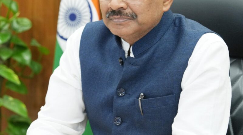 मुख्य सचिव आनंद बर्द्धन ने सचिवालय में स्वास्थ्य एवं चिकित्सा शिक्षा विभाग की समीक्षा की