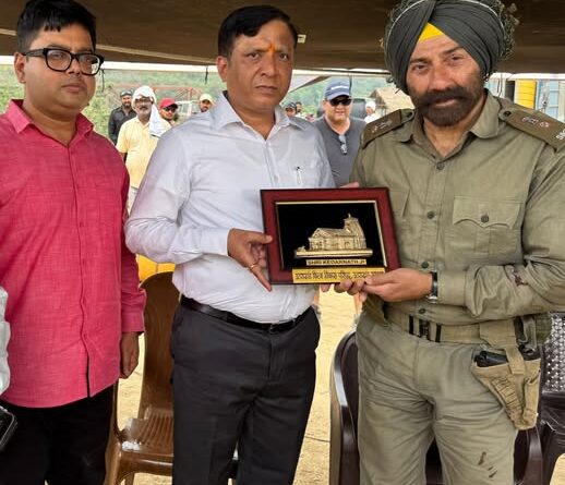 बॉर्डर 2 के सेट पर अभिनेता सनी देओल और निर्देशक अनुराग सिंह से उत्तराखण्ड फिल्म विकास परिषद के वंशीधर तिवारी ने की मुलाकात