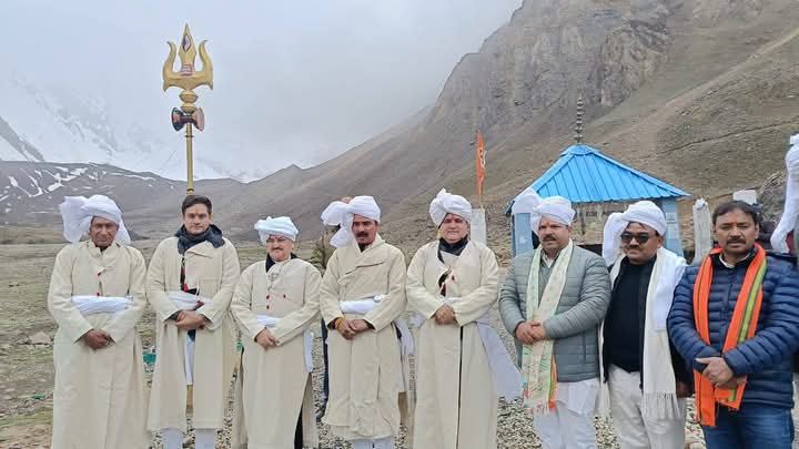 केंद्रीय स्वास्थ्य मंत्री जेपी नड्डा ने सेना, आईटीबीपी तथा एसएसबी के जवानों से मुलाकात कर सीमा क्षेत्र की सुरक्षा हेतु तैनात हथियारों व उपकरणों की जानकारी ली
