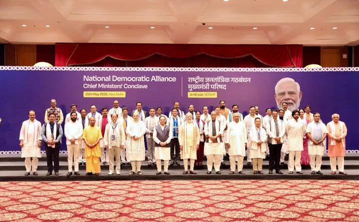 मुख्यमंत्री परिषद की बैठक में मुख्यमंत्री पुष्कर सिंह धामी ने समान नागरिक संहिता पर प्रस्तुतिकरण देते हुए कहा- यूसीसी लागू करने के लिए मजबूत सिस्टम का निर्माण किया