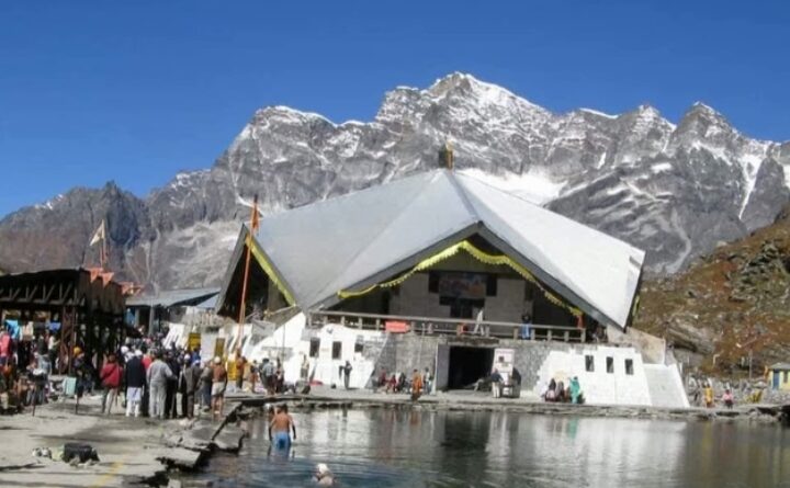 हेमकुंड साहिब जी के कपाट आज विधि-विधान के साथ श्रद्धालुओं के लिए खोल दिए गए
