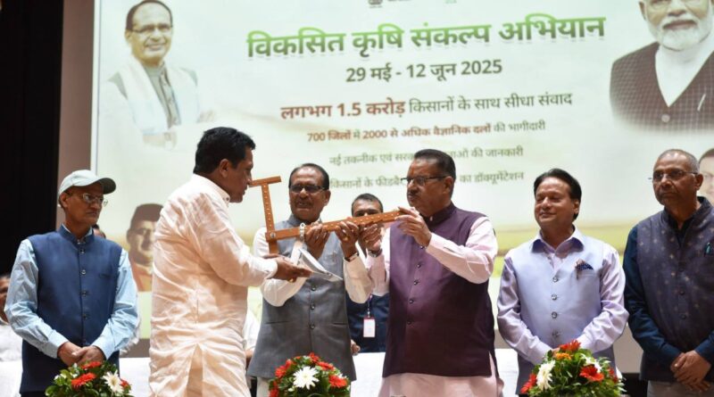 विकसित कृषि संकल्प अभियान के अंतर्गत आयोजित कार्यक्रम में केंद्रीय कृषि एवं किसान कल्याण मंत्री शिवराज सिंह चौहान ने कहा-उत्तराखण्ड में भी वैज्ञानिकों की 75 टीमें किसानों से सीधे संवाद कर रही हैं