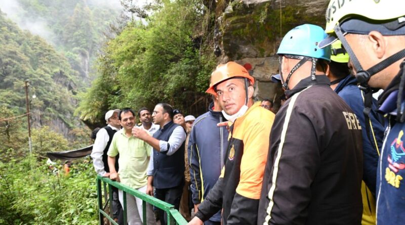 उत्तरकाशी के जिलाधिकारी प्रशांत आर्य ने यमुनोत्री पैदल मार्ग पर हुई भूस्खलन की घटना का स्थलीय दौरा किया