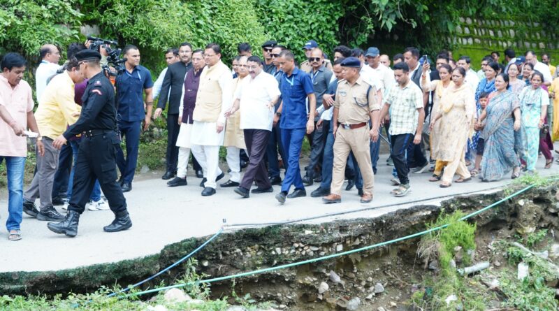 मुख्यमंत्री पुष्कर सिंह धामी ने देहरादून में रायपुर क्षेत्र के अंतर्गत अतिवृष्टि से प्रभावित क्षेत्रों का स्थलीय निरीक्षण किया