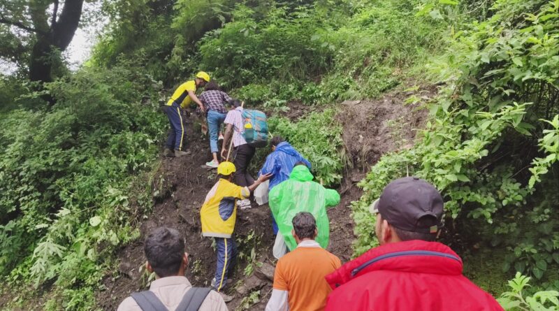 केदारनाथ यात्रा मार्ग पर सोनप्रयाग से गौरीकुंड के बीच लैंडस्लाइड होने के चलते बंद, यात्रियों को वैकल्पिक मार्ग से निकालने का काम जारी