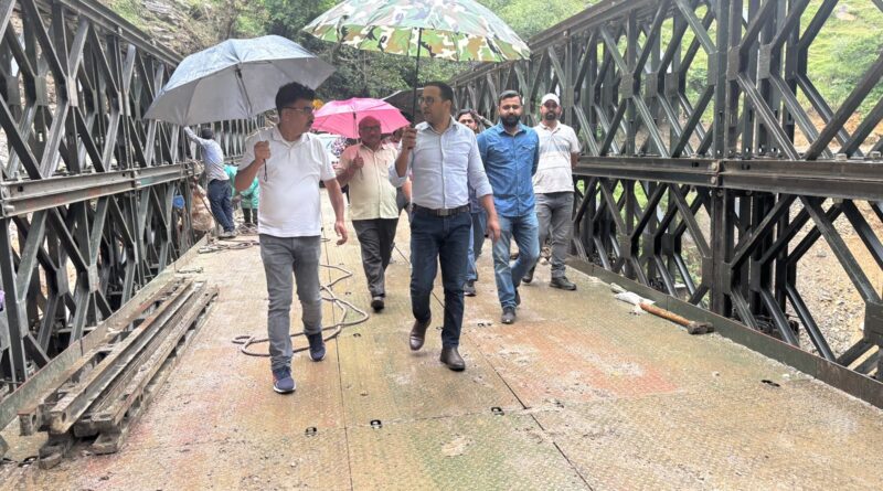 उत्तरकाशी जिलाधिकारी ने यमुनोत्री हाइवे पर ओजारी और स्यानचट्टी क्षेत्रों में पुनर्निर्माण कार्यों का निरीक्षण किया