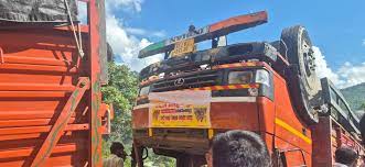 टिहरी में कांविड़यों को लेकर जा रहा ट्रक हादसे का शिकार, तीन लोगों की मौत और 14 घायल