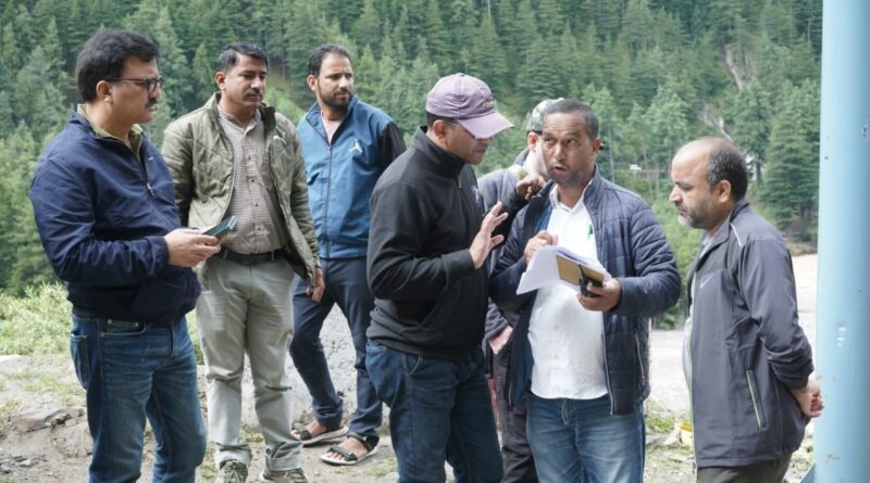 जिलाधिकारी उत्तरकाशी ने हर्षिल क्षेत्र में हाल ही में बनी अस्थायी झील का स्थलीय निरीक्षण कर जायजा लिया