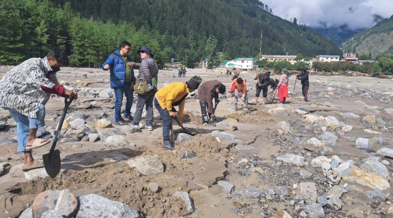 भूवैज्ञानिक दल द्वारा आपदा प्रभावित क्षेत्र धराली-हर्षिल में क्षेत्रीय भ्रमण किया गया, सम्भावित खतरे एवं बचाव हेतु उपाय का अध्ययन किया