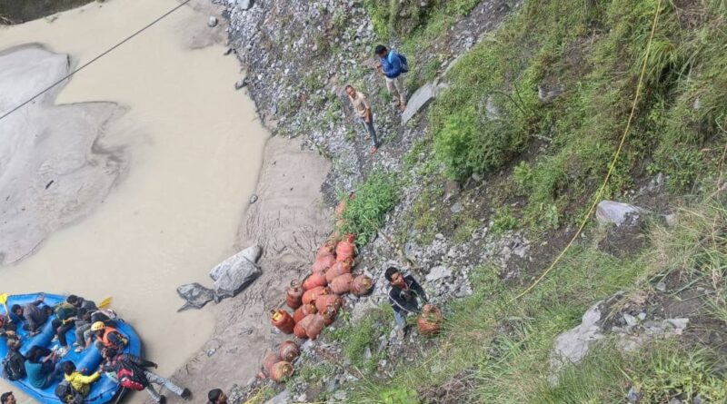 उत्तरकाशी के आपदा प्रभावित क्षेत्रों में राहत कार्य जारी,  सड़क मार्ग से ट्रांशिप के माध्यम से भी राहत सामग्री भेजी जा रही