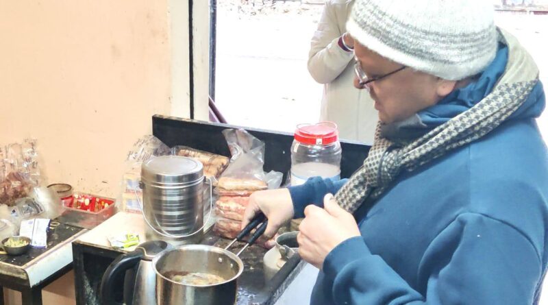 मुख्यमंत्री पुष्कर सिंह धामी ने प्रातः काल भ्रमण के दौरान भराड़ीसैंण (गैरसैंण) में चंद्र सिंह नेगी के प्रतिष्ठान पर चाय की चुस्कियों का आनन्द लिया