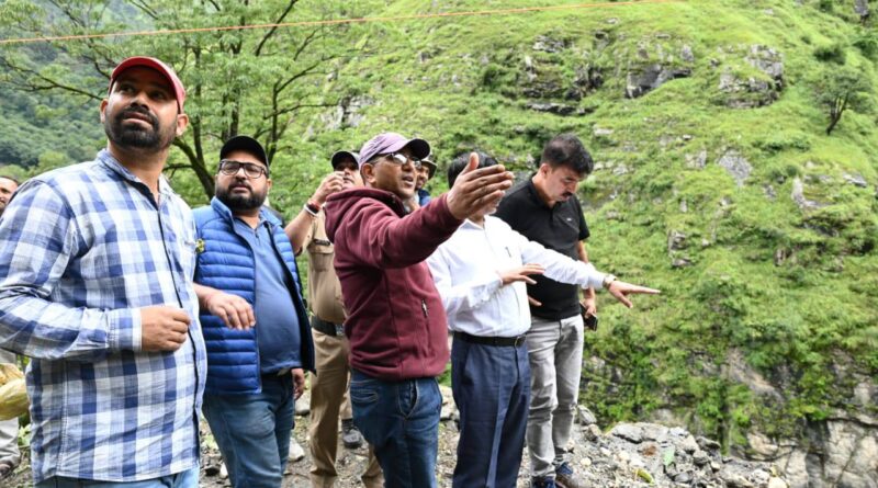 उत्तरकाशी के जिलाधिकारी प्रशांत आर्य ने स्यानाचट्टी से आगे यमुनोत्री राष्ट्रीय राजमार्ग का निरीक्षण किया