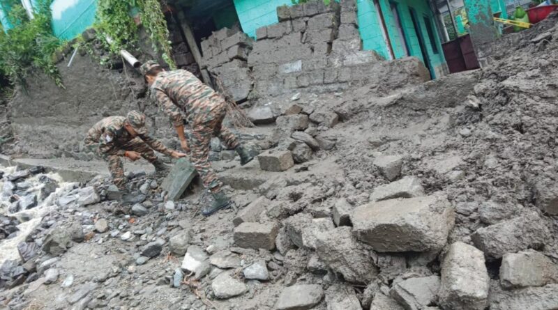 थराली में बादल फटा, आपदा के बाद जारी है रेस्क्यू, राजकीय पॉलिटेक्निक कुलसारी और शहीद भवानीदत्त इंटर कॉलेज चेपड़ो को बनाया गया रिलीफ सेंटर