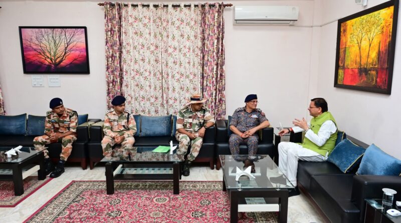 मुख्यमंत्री पुष्कर सिंह धामी ने धराली-हर्षिल में गतिमान राहत एवं बचाव कार्यों की  स्मार्ट कंट्रोल रूम उत्तरकाशी में समीक्षा की