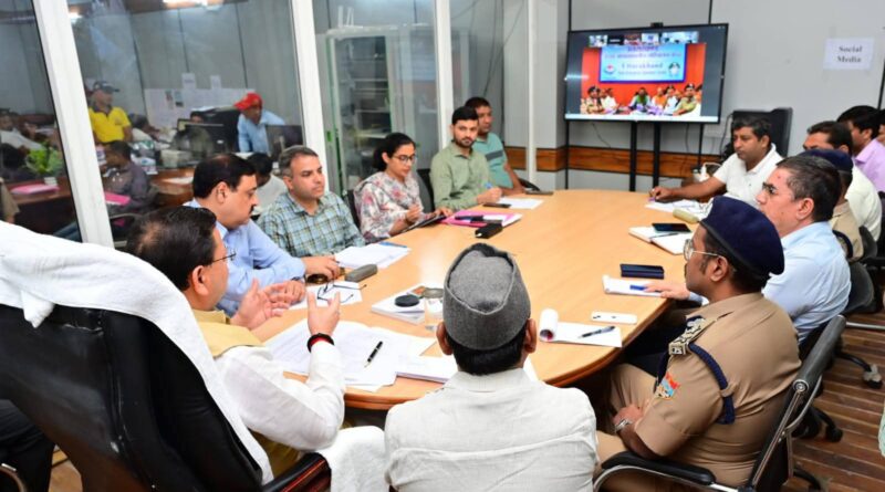 मुख्यमंत्री पुष्कर सिंह धामी ने आपदा कंट्रोल रूम उत्तरकाशी पहुंचकर आपदा राहत और बचाव कार्यों की समीक्षा की