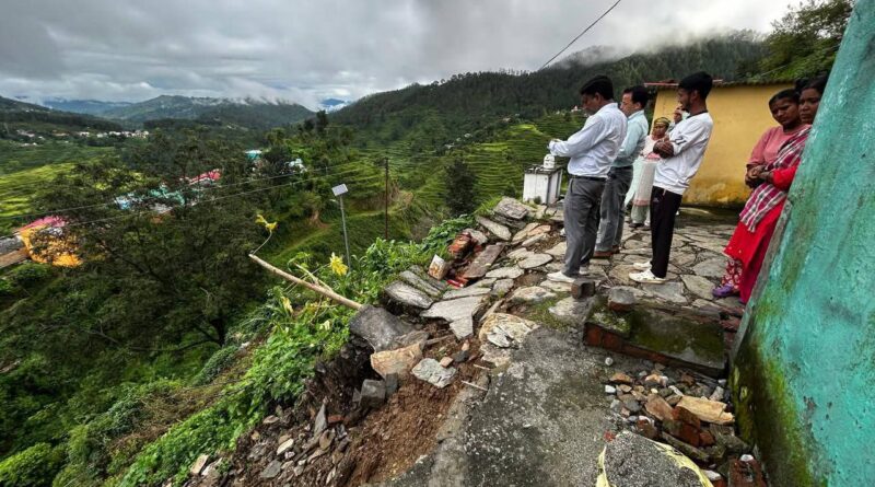 पौड़ी के आपदा प्रभावित क्षेत्रों के भूगर्भीय अध्ययन हेतु गठित भू वैज्ञानिकों की समिति ने गांव का भौतिक निरीक्षण किया