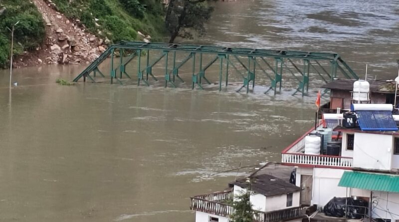 यमुना वैली के स्यानाचट्टी में भारी बारिश के बाद यमुना नदी में अस्थायी झील बनी, 150 लोगों को सुरक्षित स्थानों पर भेजा गया