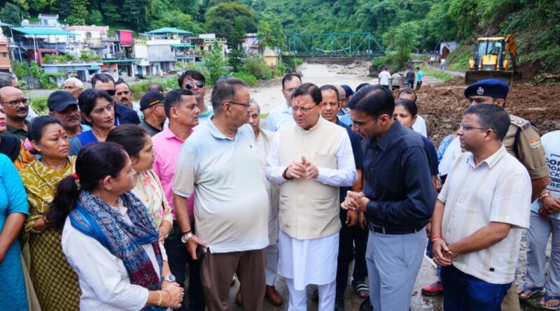 मुख्यमंत्री पुष्कर सिंह धामी ने राज्य आपदा परिचालन केंद्र से प्रदेशभर में हुई अतिवृष्टि की समीक्षा करने के बाद मसूरी रोड़ एवं किमाड़ी क्षेत्र का स्थलीय निरीक्षण किया