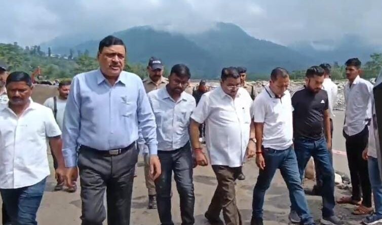 गढ़वाल कमिश्नर विनय शंकर पाण्डेय ने आपदा प्रभावित मालदेवता – केसरवाला क्षेत्र का जायजा लिया