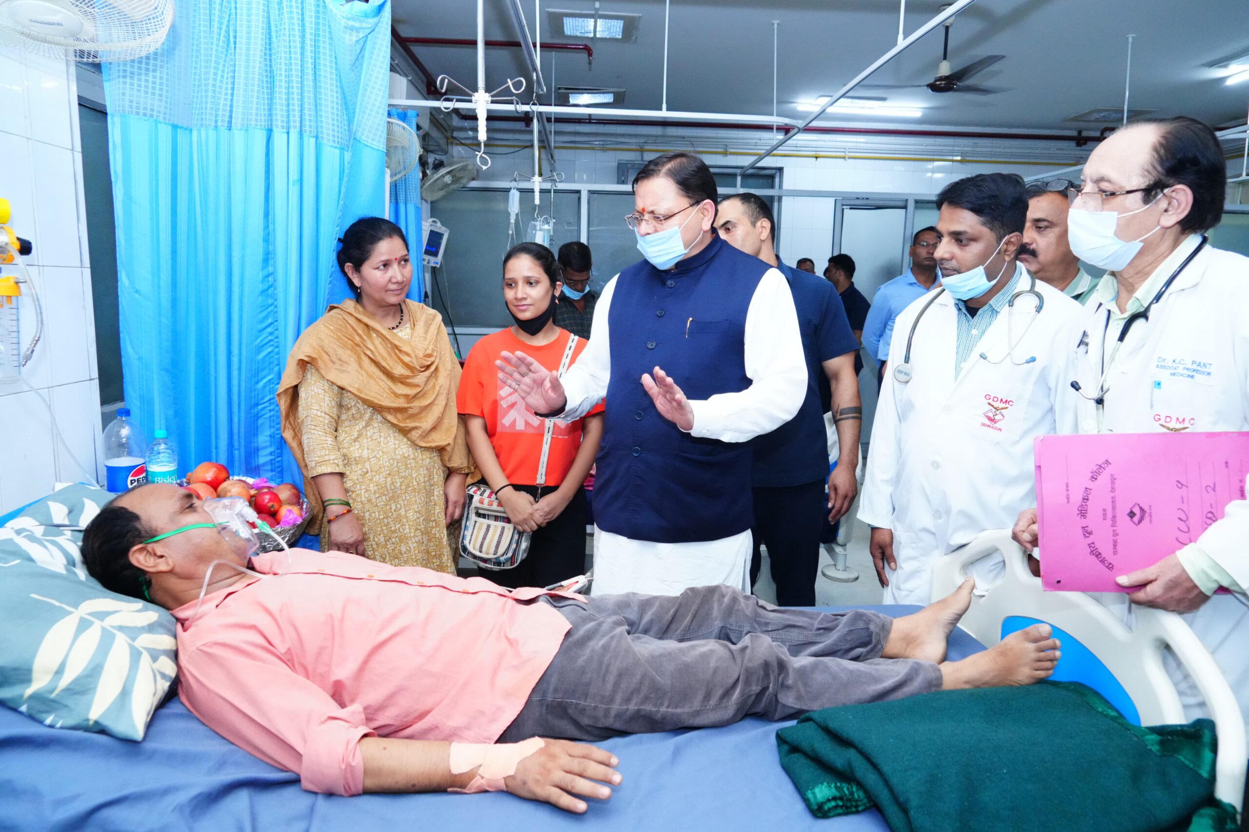 मुख्यमंत्री पुष्कर सिंह धामी ने दून अस्पताल में भर्ती वरिष्ठ पत्रकार मोहन भुलानी का हालचाल जाना