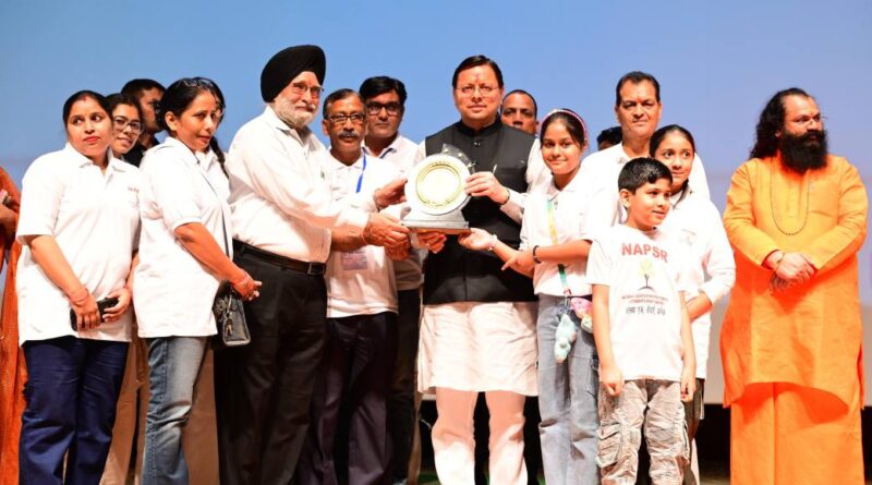 मुख्यमंत्री पुष्कर सिंह धामी ने आपदा के दौरान राहत एवं बचाव अभियान में योगदान दने वाले एनडीआरएफ, एसडीआरएफ, पुलिस और आईटीबीपी के कर्मियों को सम्मानित किया