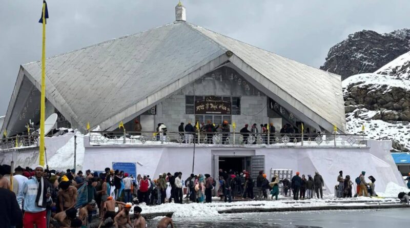 हेमकुंट साहिब एवं लोकपाल लक्ष्मण मंदिर के कपाट शीतकाल के लिए बंद