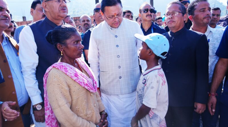 मुख्यमंत्री पुष्कर सिंह धामी ने अपनी दीपावली देहरादून स्थित मझाड़ा गांव में आपदा प्रभावित परिवारों के बीच में जाकर मनाई