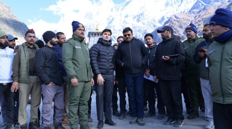 मुख्य सचिव आनंद बर्द्धन ने केदारनाथ धाम पहुंचकर परिसर में चल रहे पुनर्निर्माण एवं विकास कार्यों का विस्तृत स्थलीय निरीक्षण किया