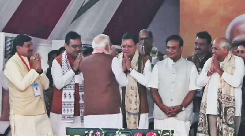 बिहार की नवनिर्वाचित सरकार के शपथ ग्रहण समारोह में शामिल हुए मुख्यमंत्री पुष्कर सिंह धामी