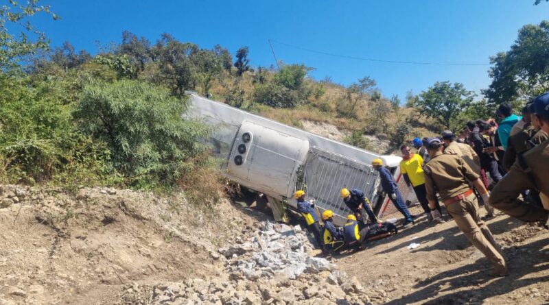 टिहरी के कुंजापुरी मंदिर के पास यात्रियों की बस का ब्रेक फेल होने से दुर्घटनाग्रस्त, पांच लोगों की मौके पर मौत, 13 अन्य घायल