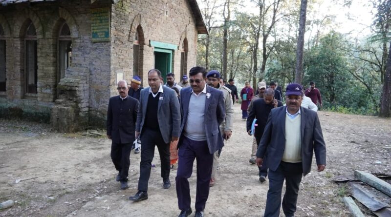 मुख्य सचिव आनन्द बर्द्धन ने चम्पावत में विभिन्न स्थलों का स्थलीय निरीक्षण कर विकास और पर्यटन गतिविधियों को गति देने हेतु विस्तृत समीक्षा की